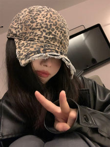 หมวกเบสบอลลายเสือดาวสไตล์อเมริกัน ทรงปากเป็ด ขอบขนหนา ทรงปากเป็ดเล็ก สำหรับผู้หญิง ฤดูใบไม้ผลิ 2024 หมวกแฟชั่นลำลอง