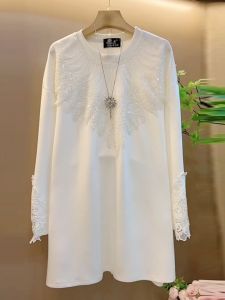 เสื้อยืดผู้หญิงทรงหลวมสไตล์ลำลองฤดูใบไม้ร่วงปี 2025 ทรงเข้ารูปด้วยคริสตัล ลายลูกไม้ ขนาดใหญ่ เสื้อคอกลมแขนยาว