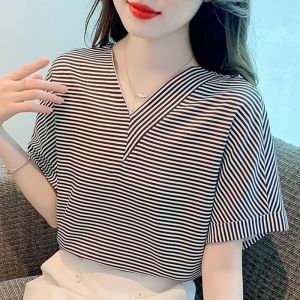 เสื้อเชิ้ตผู้หญิงแขนสั้นลายทางสไตล์ฝรั่งเศส คอวี หลวม สง่างาม ฤดูร้อน 2025 ผ้าโพลีเอสเตอร์ ระบายอากาศได้ดี