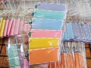 พวงกุญแจไม้สีพาสเทล 6สีพร้อมถุงแก้ว เซ็ต10ชิ้น
