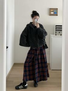 กระโปรงทรงเอเอวสูง ทรงหลวม ทรงสก็อตสีแดง สไตล์วิทยาลัย กระโปรงทรงร่มยาว กระโปรงสั้นสำหรับผู้หญิง ฤดูหนาว 2024