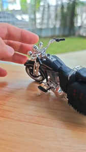 โมเดลรถมอเตอร์ไซค์ 1:18 HARLEY-DAVIDSON 1999 FLSTS Heritage Softail Springer พร้อมส่ง