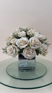 แจกันดอกกุหลาบสีชมพู ดอกไม้ปลอมพร้อมแจกัน