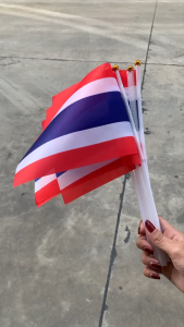 ธงชาติไทย พร้อมส่ง ราคาถูก ธงชาติ ผ้าร่ม ขนาด 21x14 ซม. ธงถือ ธงโบก