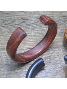 สร้อยข้อมือแบบเปิดรูปวงกลมรูปไข่ทรงเรขาคณิตแบบเรียบง่ายสำหรับทั้งชายและหญิง ทำจากไม้ดำ ไม้สีเขียว วัสดุอื่นๆ