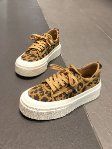 รองเท้าพื้นหนาหนังวัวลายเสือดาวสำหรับผู้หญิงรองเท้าลำลองหนังแท้หัวกลมผูกเชือกสไตล์เกาหลีรองเท้ากีฬาหนังผิวหยาบข้อสั้นแมทช์ลุคง่าย