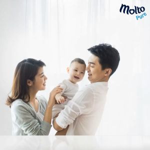 Molto Pelembut & Pewangi Pakaian Bayi Softener Konsentrat Pure Soft & Gentle 1.6 L