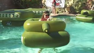 Pelampung Renang Jumbo Anak / Dewasa Model Tank Tembak Air Water Gun TOY3013