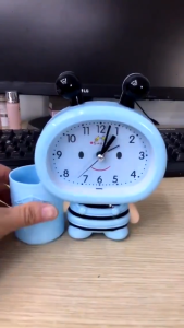 Đồng hồ báo thức hình con ong kèm ống để bút siêu dễ thương