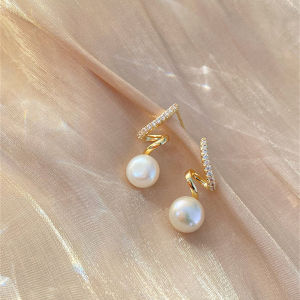 Elegant Curved Pearl Stud Earrings Simple Design Luxury Minimalist Fashion Jewelry Womens Square Alloy Plated Gold Ear Jewelry