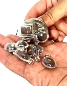 จี้มงคลแร่เหล็กน้ำพี้ จี้ห้อยคอแร่เหล็กน้ำพี้ แร่เหล็กน้ำพี้ธรรมชาติของแท้ อัดกรอบใส  แร่ขนาด 12x20 มิล ปลุกเสกแล้ว