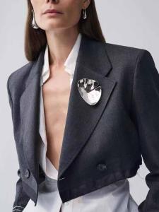 Elegant Silver Shiny Metal Brooch Pin Trendy Fashion Accessory for Men And Women Couple Styling Pin Designer Sensibility