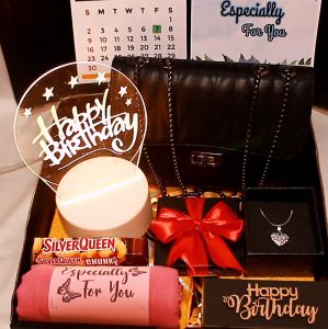 Kado 1 Set Exclusive & Romantis Cewek – Gift Box & Hampers Custom: Lampu LED Tas Kalung Foto Jilbab Kalender Tulisan Kayu Kartu Ucapan Cokelat – Hadiah Ulang Tahun Anniversary Wisuda Pasangan Teman Sahabat Spesial & Unik (KELLY)