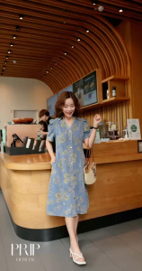 เดรสยีนส์คอปก เนื้อผ้ายีนน์ฟอกนุ่มอย่างดีใส่สบาย พิมพ์ลายดอกไม้วินเทจสีสวย กระดุมหน้าใส่ง่าย ใส่มาเป็นทรงสวยดูเพรียว ใส่ได้ everyday look จะวันทำงานหรือใส่วันหยุดก็น่ารักสดใสที่สุดค่า เดรสมีกระดุมหน้า มีกระเป๋าจริง2ข้างค่ะ