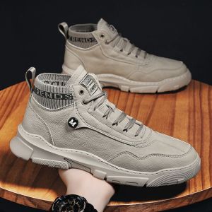 Sepatu safety pria berwarna krem dengan sol tebal dan tali pengikat. Ukuran kaki yang sesuai mulai dari 37 hingga 44. Fit untuk aktivitas sehari-hari.