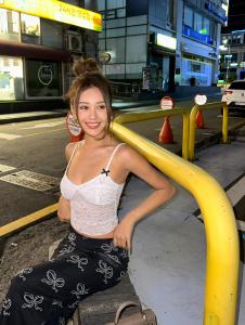 เสื้อกั๊กลูกไม้โปร่งสีขาวเซ็กซี่สำหรับผู้หญิงในช่วงฤดูร้อน เสื้อแขนกุดทรงเข้ารูป ทรงสั้น เสื้อผ้าทำงานสไตล์เกาหลี