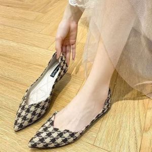 รองเท้าส้นแบนผู้หญิงสไตล์ชิคฮาราจูกุ ฤดูใบไม้ร่วง 2025 รองเท้าลำลอง ส้นแบน พื้นนุ่ม หัวแหลม กันลื่น รองเท้าสวมสบาย