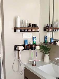 Aluminum Bathroom Organizer No Drill Hair Dryer Holder Toothbrush Cup Storage Wall Shelf Water Resistant for Home 욕실 정리 선반