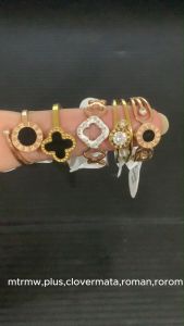 Cincin Titanium Romawi Bunga Gold 24K Anti Karat Anti Luntur