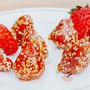 Lotus Wood Cant Stop One by One! Sugar Frozen Dried Strawberry Sugar Gourd Old Beijing Casual Snacks