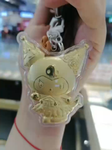 พวงกุญแจการ์ตูนห้อยกระเป๋าโทรศัพท์ Labubu ชุบทอง ของขวัญเพื่อนที่ดีที่สุด เครื่องประดับดิจิทัลทันสมัย พวงกุญแจการ์ตูนสีคุโรมิทองคำแท้ 999 จี้กระเป๋า จี้แฟนสาว พวงกุญแจโทรศัพท์มือถือสีเข้าชุดกันของ พวงกุญแจการ์ตูนน่ารัก