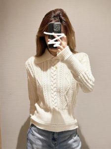 WANGGONGZHU | เสื้อสเวตเตอร์ถักคอปกพับสีขาวสำหรับผู้หญิง ฤดูใบไม้ร่วง/ฤดูหนาว 2025 ดีไซน์ใหม่ เสื้อเชิ้ตลำลองแบบหนา แขนยาว สวมใส่สบาย