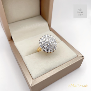 แหวนเพขรหน้ากว้างทรงกลมไล่ระดับเพชรเรียงกระจุกกลม หน้ากว้างประมาณเหรียญบาท ปรับขนาดได้