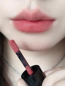 Herorange ผ้าซาติน Color Moisturizing Lip Glaze Velvet พื้นผิว สีติดทนนาน ลิปสติกสีง่ายเพื่อลุคธรรมชาติ