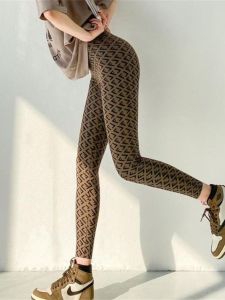 กางเกงโยคะทรงหลวมเอวสูงทรงเข้ารูปบางสำหรับผู้หญิง กางเกงขายาวทรงหลวมสวมใส่สบาย ผ้าไนลอนและยางยืด ผลิตในจีน