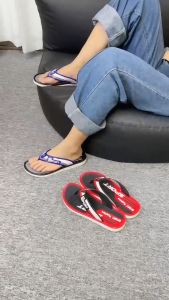 COD รองเท้าแตะสำหรับผู้ชายขายฤดูร้อนแนวโน้มพลิกรองเท้าแตะชายหาดเดินแฟชั่นเกาหลี เครื่องสำอางที่ตอบสนองความสะอาดและความยืดหยุ่น สบาย ๆ