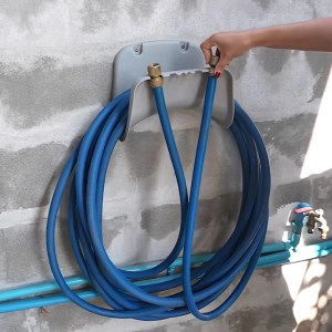 KOSSO ที่แขวนสายยาง ที่เก็บสายยาง มีที่เปิดฝาขวดน้ำในตัว แบบแขวนผนัง แข็งแรง ท่อที่แขวนท่อสวนที่วางติดผนัง จัดเก็บสายยาง ตะขอแขวนของ แขวนสายยาง ตะขอแขวนสายยาง ที่แขวนอยาง 152 2SA pro9