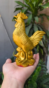 Tượng Gà phong thuỷ đứng trên núi vàng chất liệu bằng đồng vàng MS36