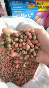 OMEGA อาหารปลา โอเมก้า เม็ดเล็ก กลาง ใหญ่ แบ่งขายตักจากกระสอบ ขนาด 1 kg.