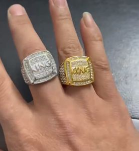 【MODOMOMA】 Punk Mens Fashion Ring Vintage KING with Shine Stone Big Square Titanium Steel Ring Pure Gold Silver High Polished Lady Size 7-13 Couple Rings High Quality Original A389