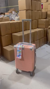 Vali du lịch size 20/24 nhựa ABS+PC nhựa dẻo đàn hồi tốt. Vali chính hãng Safisfaction bảo hành 12 tháng