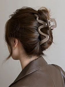 Jepit Rambut Panjang Wanita: Tips & Aksesoris Rambut Dewasa\\n\\n Apa Itu Jepit Rambut Panjang Wanita?\\n\\nJepit rambut panjang wanita adalah alat aksesori yang digunakan untuk menyulap rambut panjang menjadi gaya rambut yang elegan dan modis. Jepit rambut ini sangat cocok digunakan oleh wanita dewasa yang ingin menambahkan sentuhan kecantikan pada penampilan mereka.\\n\\n Jenis-Jenis Jepitan Rambut Tebal\\n\\nAda beberapa jenis jepitan rambut tebal yang dapat dipilih, seperti:\\n\\n- Jepit rambut lurus\\n- Jepit rambut berbentuk lingkaran\\n- Jepit rambut berbentuk bulat\\n- Jepit rambut berbentuk cincin\\n\\n Cara Memilih Jepit Rambut Panjang Wanita yang Tepat\\n\\nUntuk memilih jepit rambut panjang wanita yang tepat, pertimbangkan beberapa hal berikut:\\n\\n- Bentuk wajah dan leher\\n- Panjang rambut\\n- Jenis rambut (tebal atau tipis)\\n- Gaya rambut yang ingin dicapai\\n\\n Manfaat Menggunakan Jepit Rambut Panjang Wanita\\n\\nMenggunakan jepit rambut panjang wanita memiliki beberapa manfaat, antara lain:\\n\\n Meningkatkan Penampilan & Kepercayaan Diri\\n\\nDengan menggunakan jepit rambut panjang wanita, penampilan akan semakin menarik dan kepercayaan diri pun meningkat. Aksesoris ini dapat memberikan sentuhan kecantikan pada gaya rambut, sehingga membuat penampilan lebih sempurna.\\n\\n Praktis & Mudah Digunakan\\n\\nJepit rambut panjang wanita sangat mudah digunakan dan praktis untuk dibawa kemana-mana. Dengan alat ini, Anda bisa mendapatkan gaya rambut yang diinginkan tanpa harus merasa repot.\\n\\n Cara Menggunakan Jepit Rambut Panjang Wanita\\n\\nBerikut ini adalah langkah-langkah dasar menggunakan jepit rambut panjang wanita:\\n\\n1. Potong rambut jika diperlukan, agar rapi dan sesuai dengan gaya yang diinginkan.\\n2. Pisahkan rambut menjadi dua bagian, sisi kanan dan sisi kiri.\\n3. Ambil jepit rambut dan pasang pada salah satu sisi rambut.\\n4. Lakukan langkah yang sama pada sisi rambut lainnya.\\n5. Sesuaikan posisi jepit rambut agar rambut terlihat rapi dan menarik.\\n\\n Teknik Menggunakan Jepit Rambut Panjang Wanita untuk Rambut Tebal\\n\\nUntuk rambut tebal, ada beberapa teknik yang bisa dilakukan, antara lain:\\n\\n- Gunakan jepit rambut dengan ukuran lebih besar agar bisa menahan rambut tebal.\\n- Pisahkan rambut menjadi beberapa bagian untuk memudahkan penempatan jepit rambut.\\n- Gunakan dua jepit rambut pada satu bagian rambut untuk hasil yang lebih kuat.\\n\\n Rekomendasi Jepit Rambut Panjang Wanita Terbaik\\n\\nBerikut ini adalah beberapa rekomendasi jepit rambut panjang wanita terbaik yang dapat dipilih:\\n\\n Hair Claw Clip Salon\\n\\nHair Claw Clip Salon adalah pilihan yang tepat untuk Anda yang mencari jepit rambut yang kuat dan tahan lama. Produk ini memiliki desain yang elegan dan modern, sehingga cocok digunakan untuk berbagai gaya rambut.\\n\\n Aksesoris Rambut Dewasa\\n\\nAksesoris rambut dewasa adalah pilihan yang tepat untuk Anda yang ingin menambahkan sentuhan kecantikan pada penampilan. Produk ini memiliki berbagai jenis dan bentuk, sehingga Anda bisa memilih sesuai dengan kebutuhan dan gaya rambut yang diinginkan.\\n\\n Jedai Rambut Wanita\\n\\nJedai rambut wanita adalah pilihan yang tepat untuk Anda yang ingin mendapatkan gaya rambut yang elegan dan modis. Produk ini memiliki desain yang unik dan modern, sehingga cocok digunakan untuk berbagai gaya rambut.\\n\\nDengan memilih jepit rambut panjang wanita yang tepat, Anda bisa mendapatkan gaya rambut yang diinginkan dengan mudah dan praktis. Jadi, jangan ragu untuk mencoba produk-produk yang telah disebutkan di atas!\n}