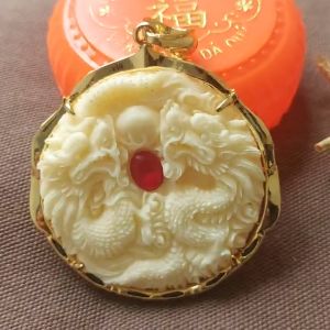 Mặt dây chuyền Tubi Cony (5 cm) dạng tròn ngọc bội chạm hai con rồng nhả châu đỏ M197-176-DX