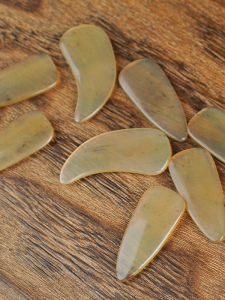 เล็บกีตาร์จีนธรรมชาติแฮนด์เมด ทำจากกระดูกแกะและกระดูกวัว ทรงกลมสองด้าน สำหรับผู้เล่นกีตาร์จีน