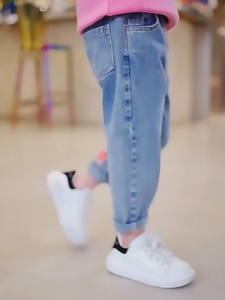 LJMOFA Girls Jeans Pants Cute Cartoon Embroidery Soft Loose Denim Pants for Kids Girl 3-11 Yrs