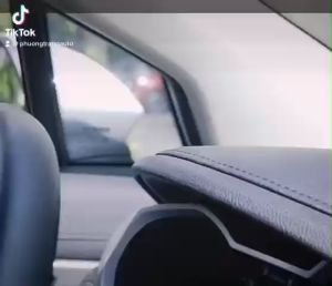 Giá đỡ điện thoại trên ô tô