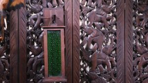 โคมไฟวินเทจ โคมไฟทรงไทยติดผนัง โคมไฟตกแต่งห้องนอน ห้องนั่งเล่น ห้องรับแขก โคมไฟติดผนังไม้เนื้อแข็ง โคมไฟติดกระจกสี