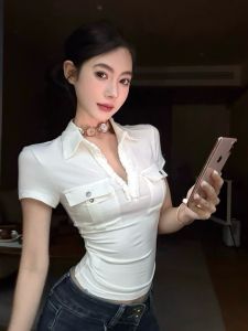 GUZILIAN | เสื้อยืดคอกว้างทรงเข้ารูปสำหรับผู้หญิงในช่วงฤดูร้อน เสื้อเชิ้ตแขนสั้นทรงเข้ารูปแบบใหม่ ดีไซน์เก๋ไก๋ ทรงเข้ารูป เสื้อเชิ้ตคอกลม