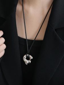 สร้อยคอจี้รูปหัวใจเรขาคณิตปรับได้สำหรับผู้หญิง สร้อยคอแบบยาว โซ่สีดำ ไม่ซีดจาง แฟชั่น โซ่เสื้อกันหนาว โซ่คอ จี้รูปหัวใจ