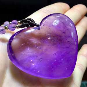 Uruguays pure natural amethyst heart-shaped love pendant from the original stone and original mine. It symbolizes unwavering devotion achieving all wishes a happy marriage and a harmonious relationship✨ The design is full and beautiful.