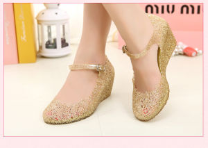 รองเท้าแตะส้นเตี้ยแบบสวมหัวรูปตัว U สำหรับผู้หญิงในช่วงฤดูร้อนปี 2024 รองเท้าแตะแบบมีสายรัดประดับคริสตัลสไตล์โรมันแบบมีรูปทรงแบบเจลลี่แบบมีหัวเข็มขัด