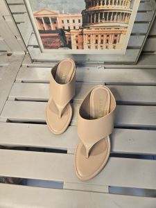 รองเท้าสตรีส้นเตารีด