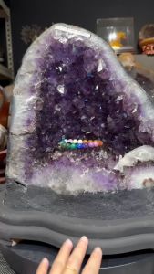 raw stone amethyst purple stand with rutilated and also custom made base 💯天然紫晶钱袋子 鲨鱼洞🦈 钛晶共生 右侧底部方解石💰 边部带有薄皮玛瑙 🆓附送特制实木底座 整体高total height: 39cm 底座宽total width: 40x33cm 总重total weight: 23kg 原矿高raw high: 35cm 宽width: 32x22cm 洞深Hole: 11cm