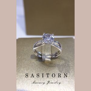 Sasitorn Jewelry แหวนเพชรชู 1.25 กะรัต บ่าไขว้สวยหรู เพชรเกรดดีที่สุด - ออกงาน สลับแท้ ของขวัญ เงินแท้ชูบ่อย