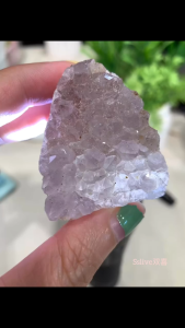 Crystal raw piece with excellent translucency 🔍 Well-defined crystal layers 🖇️裸晶透光视觉效果非常好🔍 水晶结晶层次清晰🖇️ 🔮绿&黄幽灵、白水晶、紫晶、顶部颗粒颗粒都是白幽灵