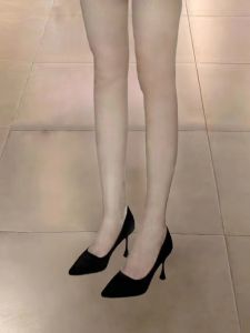 รองเท้าส้นสูงหนังนิ่มสำหรับผู้หญิงในช่วงฤดูใบไม้ผลิและฤดูร้อน พื้นยางกันลื่น ทรงหัวแหลม รองเท้าทำงานสีดำแบบสวมสบายสำหรับผู้หญิง